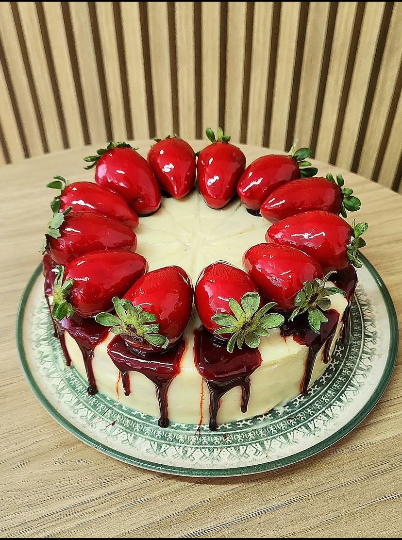 Morango do amor brilhante e torta de vitrine com frutas